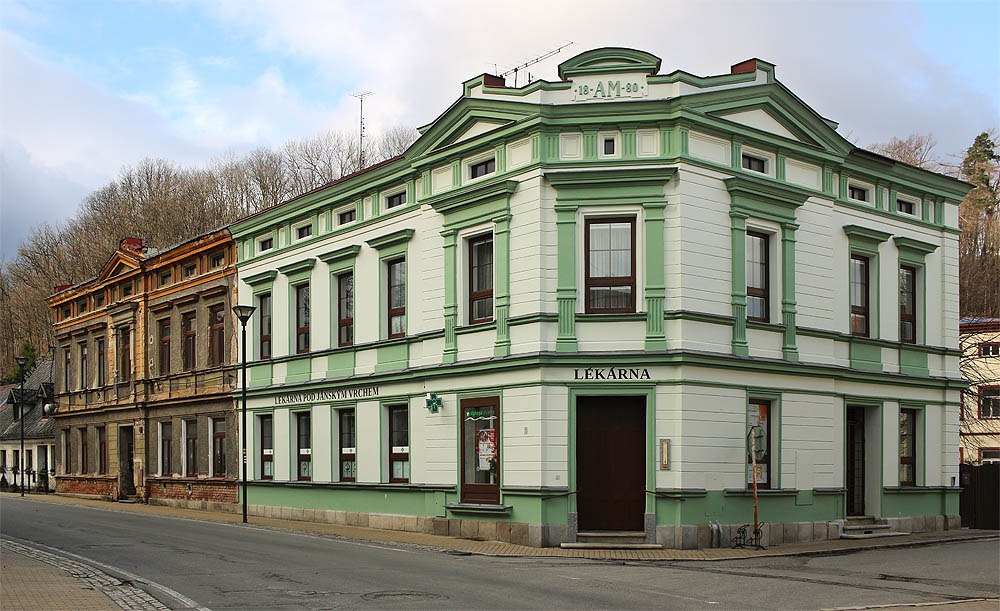 Širší městské centrum je tvořené kromě středověkých, v baroku přestavěných domů také novoklasicistní zástavbou z konce 19. století, ze které dodnes vyzařuje německý duch města.
