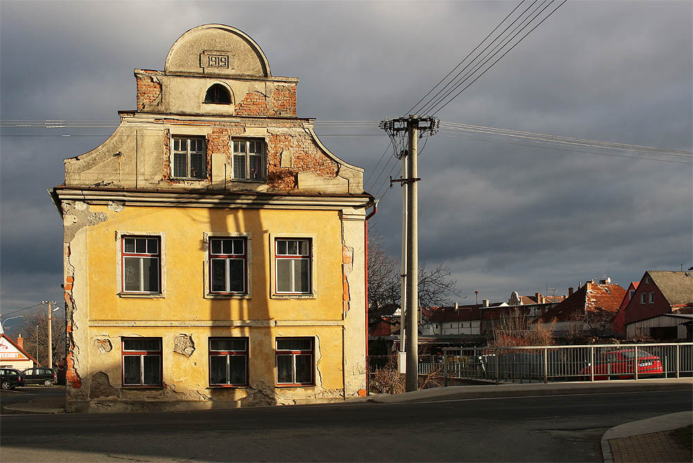 Javorník je neopakovatelná směsice cenných památek a zanedbaných staveb. Barokní domy lze najít i ve stínu bočních ulic dále od náměstí, občas v žalostném stavu.