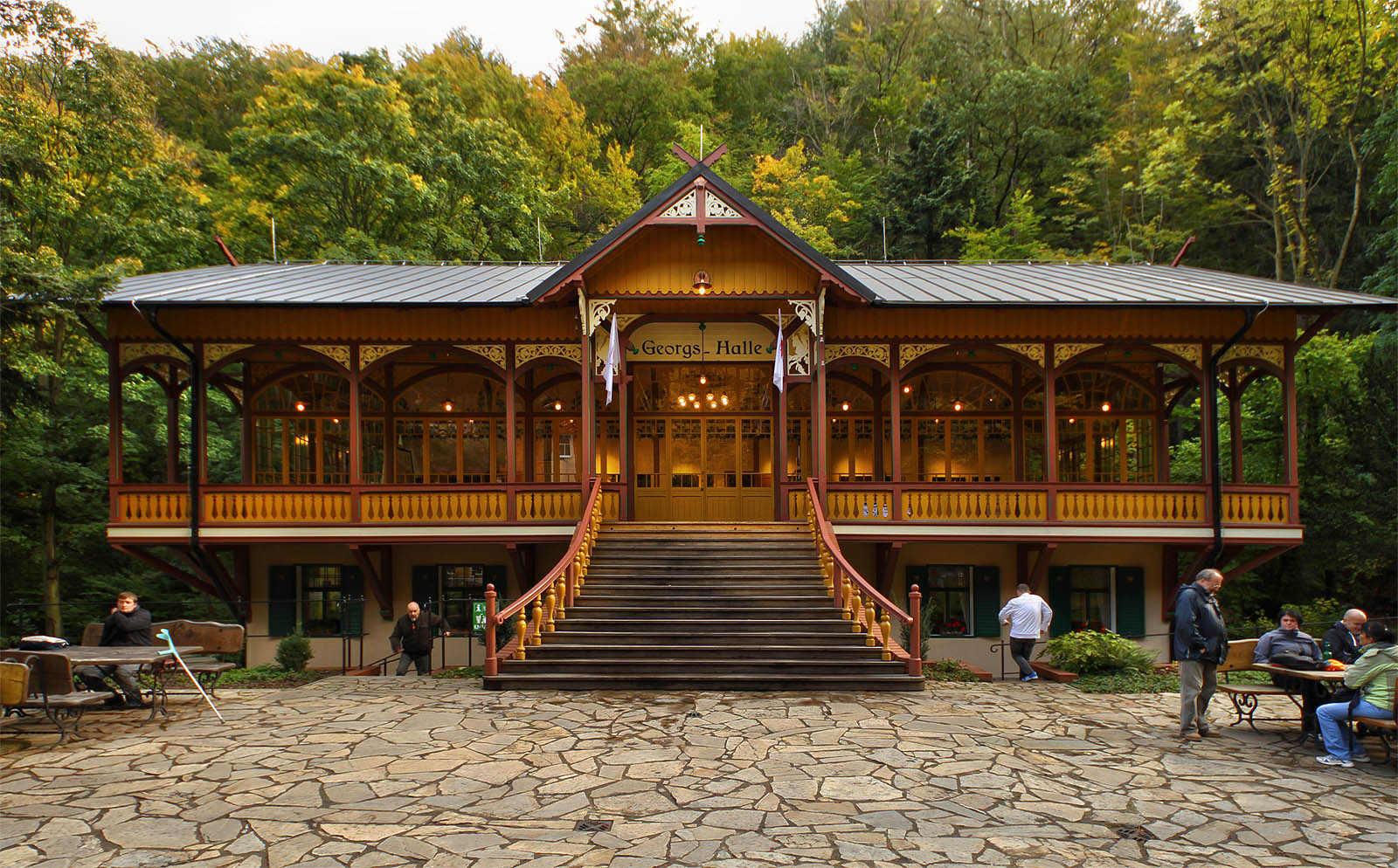 Jiným z javornických architektonických klenotů je secesní tančírna Georgs Halle z roku 1907. Dřevěná stavba se nachází se asi 2 km za městem v lesích Račího údolí a o rekonstrukci zanedbané památky se na poslední chvíli zasloužila v roce 2015 obec <a href="/Tema/Bernartice (ORP Jeseník)">Bernartice</a>.