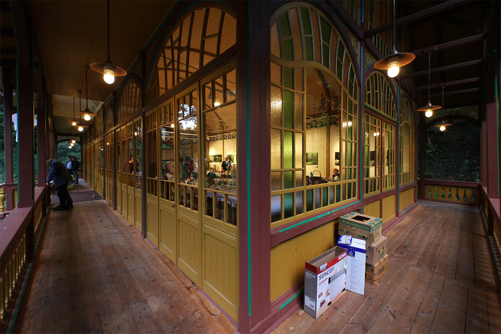 Pohled na tančírnu v Račím údolí v době jedné z mnoha společenských akcí, které se tu opět konají od roku 2015.