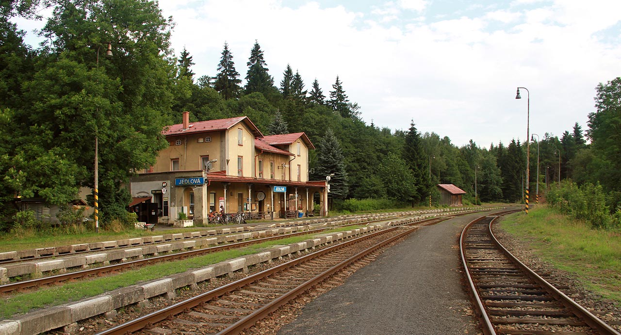 Železniční stanice Jedlová se nachází mimo civilizaci v lesích Lužických hor. Přestože jde o důležitou uzlovou stanici, nejbližší město je 3 km daleko.