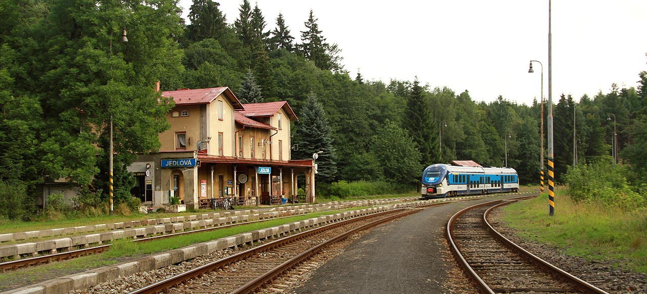 Od roku 2014 projíždí stanicí Jedlová <a href=/Tema/Motorov%C3%A1%20jednotka%20%C5%99ady%20844>dvoumotorové jednotky řady 844</a> polské provenience.