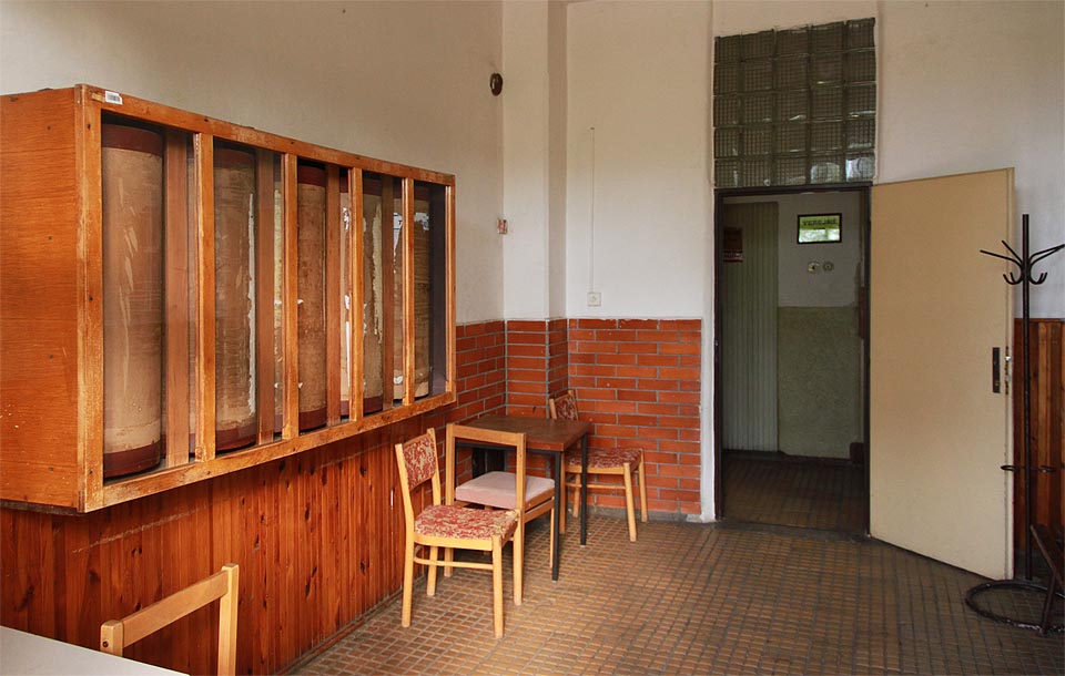 Čekat by se v čekárně dalo, jen otáčecí válce jízdních řádů, připomínající buddhistické motlitební mlýnky, se zastavily asi nadobro.