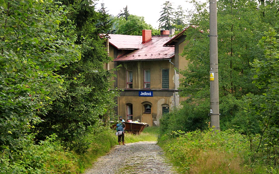 Se vzdálenou civilizací spojuje stanici jen dlážděná cesta. Zajímavostí je i název - Jedlová patří mezi nemnohá nádraží, jejichž jméno nenese žádná obec (osada Jedlová je místní částí <a href=/Tema/Ji%C5%99et%C3%ADn%20pod%20Jedlovou>Jiřetína)</a>.