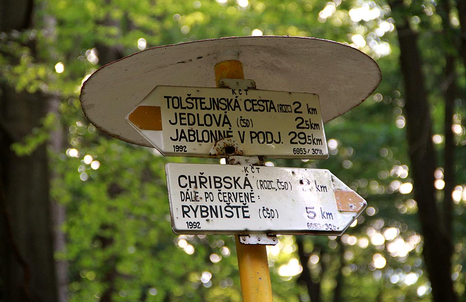 Mezi stanicemi <a href=/Tema/Jedlov%C3%A1%20%28%C5%BEst%29>Jedlová</a> a <a href=/Tema/Ch%C5%99ibsk%C3%A1%20%28%C5%BEst%29>Chřibská</a>, svoně utopenými v lese, vede žlutá turistiská značka. V roce 2015 ještě stále s popisky ČSD.