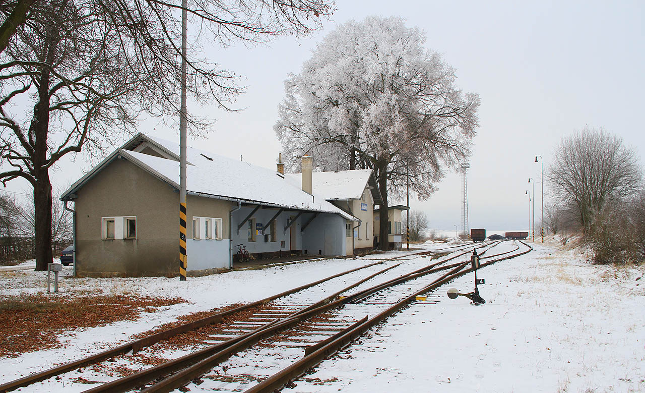 Železniční stanice, resp. zastávka a nákladiště Jevíčko v zasněžené předvánoční atmosféře roku 2016.