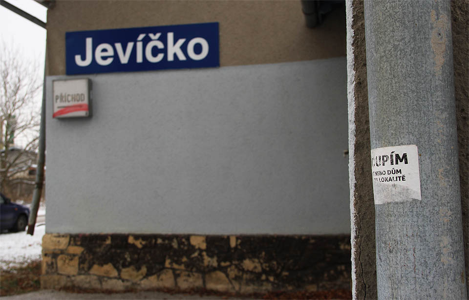 Ani v případě opuštění stanice provozovatelem dráhy zjevně nepřijde vniveč. Zájemci už oblepují okapy svými inzeráty.