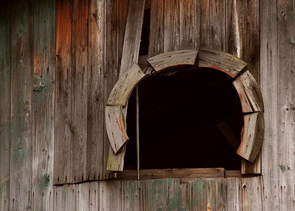 Zvláštní otvor v severní prkenné stěně haly sloužil pravděpodobně k průchodu potrubí z kotelny, která v areálu vyrostla v 70. letech 20. století.