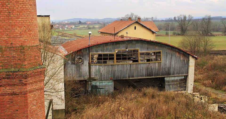 Nejhezčí pohled na areál dřevařských závodů je ze střechy kotelny.