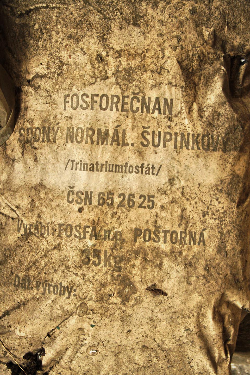 Trinatriumfosfát se v kotelnách používá pro změkčování vody (vytváří s vápenatými solemi typický kotlový kal) a jako antikorozní přísada.