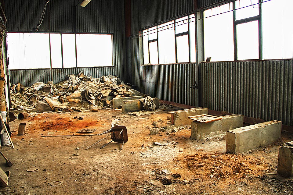 Všechny nádrže už někdo demontoval před naší návštěvou. Uvolněný prostor by se dal využít třeba pro hraní divadla…