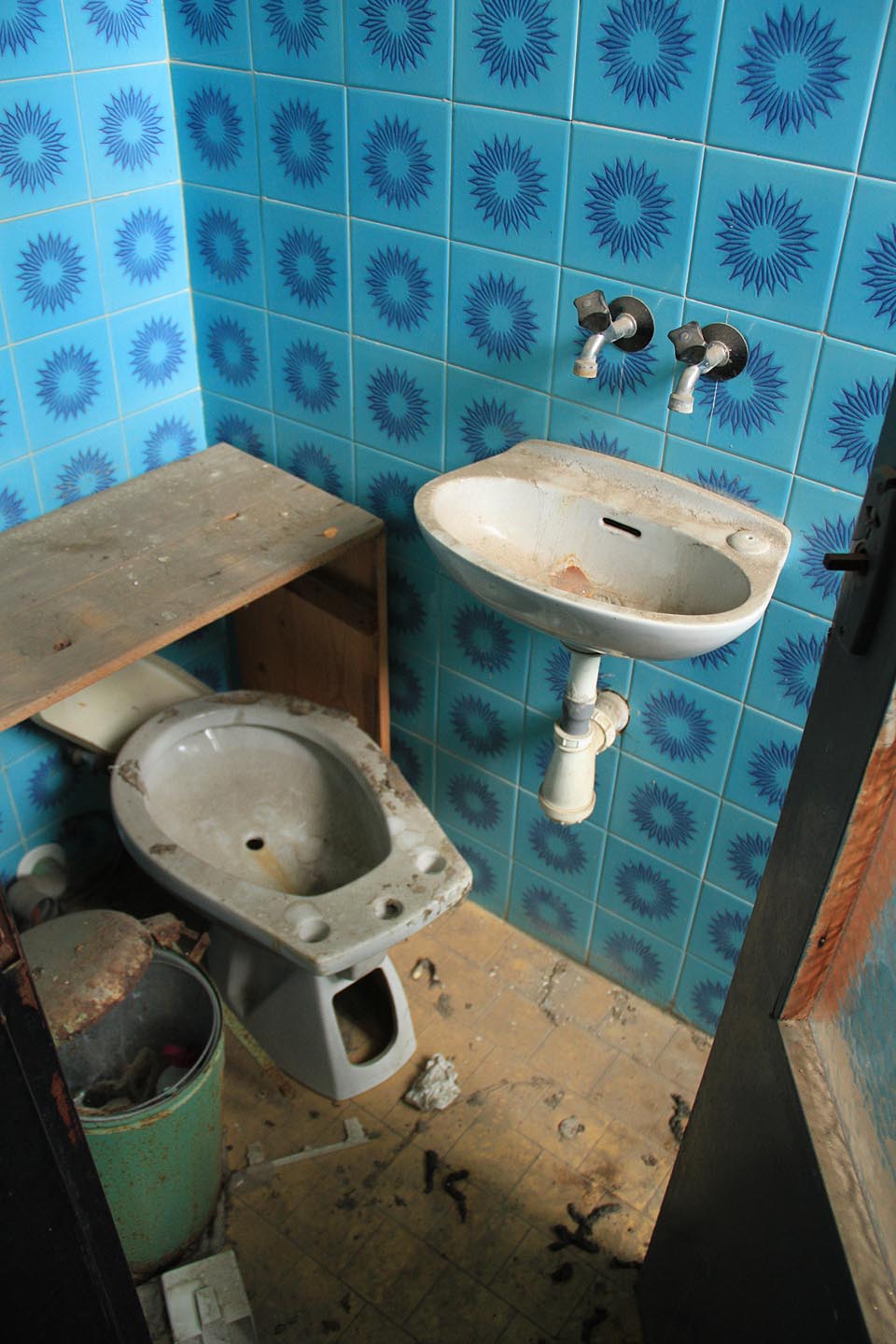 Vzhledem ke zvláštnímu řešení kohoutků podezříváme projektanta, že studoval v USA či v Británii.