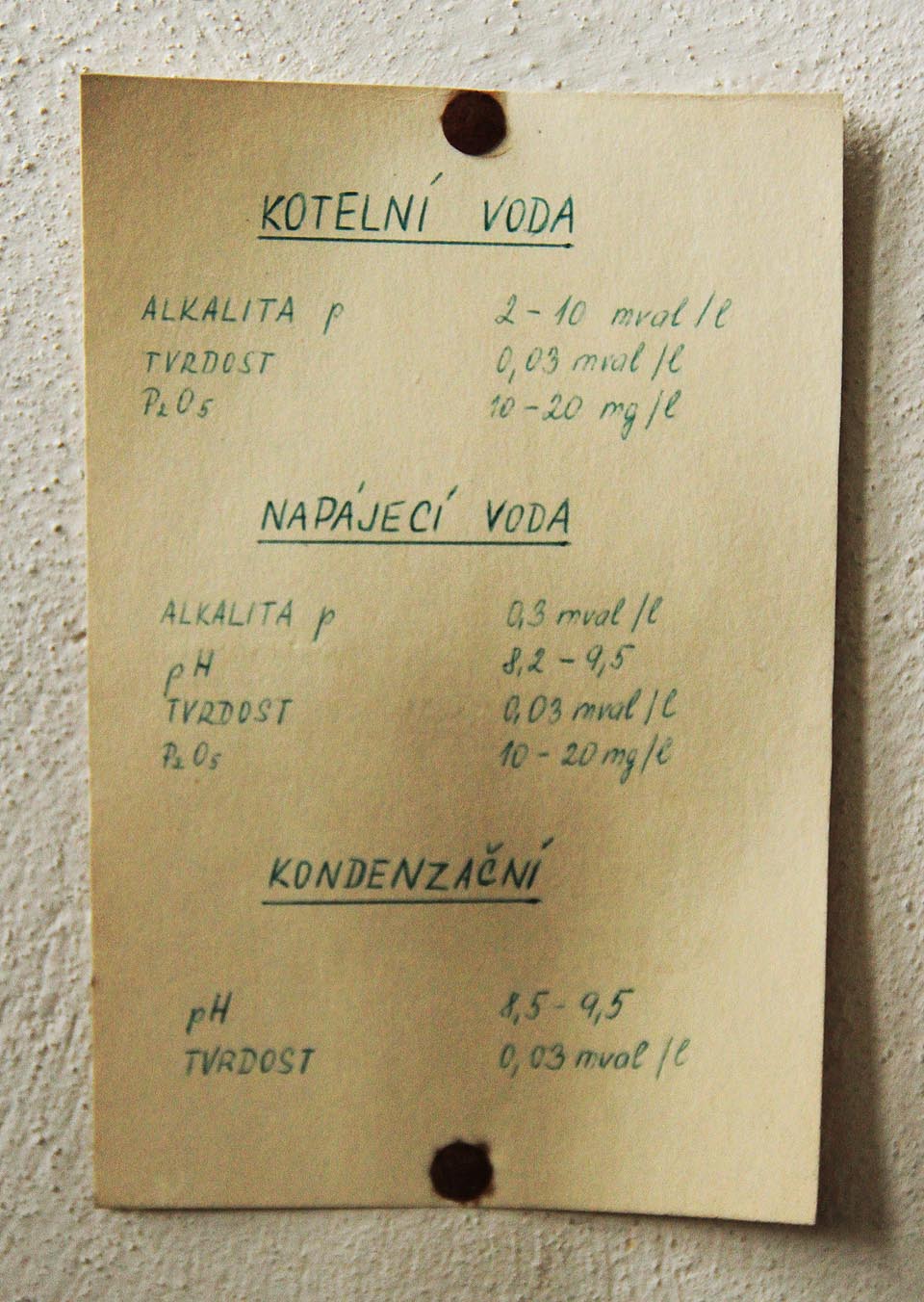 Přes nástěnný tahák pronikáme do nejzajímavější místnosti v budově - provozní laboratoře.