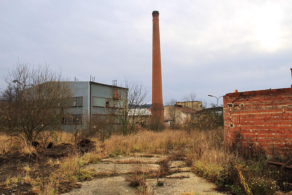 Tady se zastavil čas již před více než desetiletím. Věc je o to smutnější, že nedaleko odtud vzniká u <a href=/Tema/%C5%A0ebetov%20%28%C5%BEst%29>nádraží</a> malá soukromá pila prakticky od nuly. Nejen tady se lze ptát, zda muselo národní hospodářství upadnout, aby mohlo se zpožděním dvaceti let pomalu vstávat z popela.