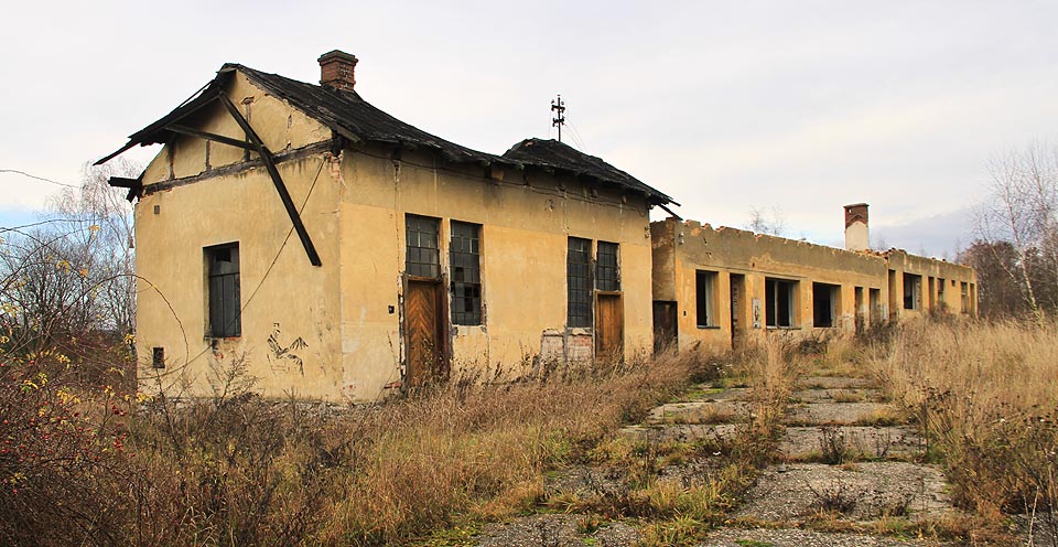 V areálu jsou desítky staveb z různých desetiletí a v různém stupni rozkladu. Jako by člověk listoval nedopsanou a místy ohořelou kronikou českého venkovského průmyslu posledního století.