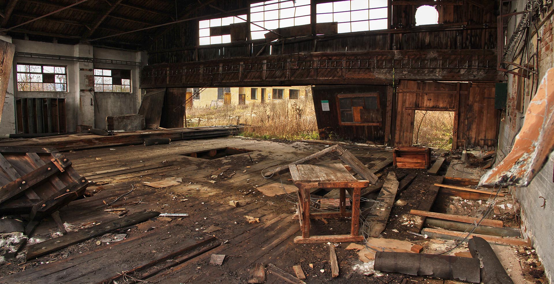 Část menší ze dvou hal, které v areálu sloužily pro výrobu beden a dalších dřevěných produktů. Vrata, kterými na úzkokolejné drážce vjížděly kmeny na katr, zmizela již před léty…