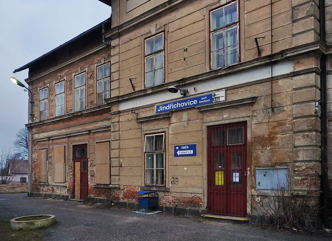 Na stěně visí cedule s jedinou šipkou. Ta opačná odpadla zřejmě už v roce 1945.