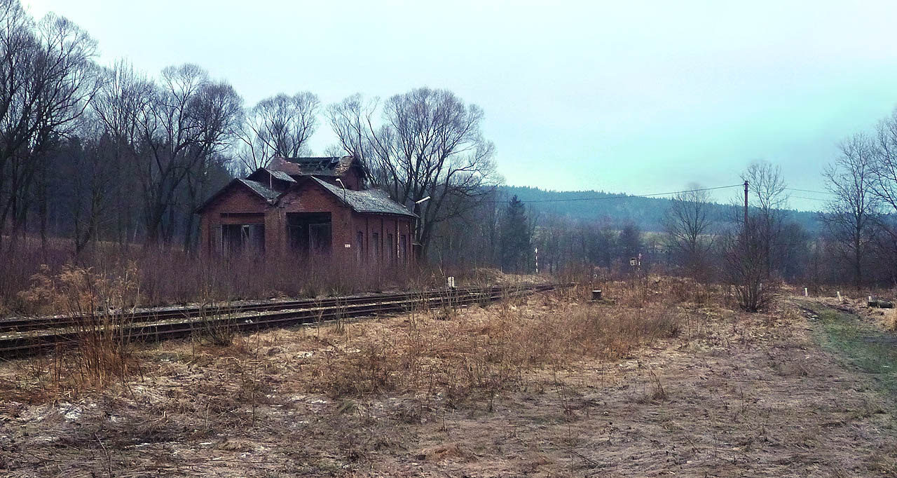 V roce 2011 měla dvojitá výtopna v Jindřichovicích ještě střechu. Děravou sice, ale původní.