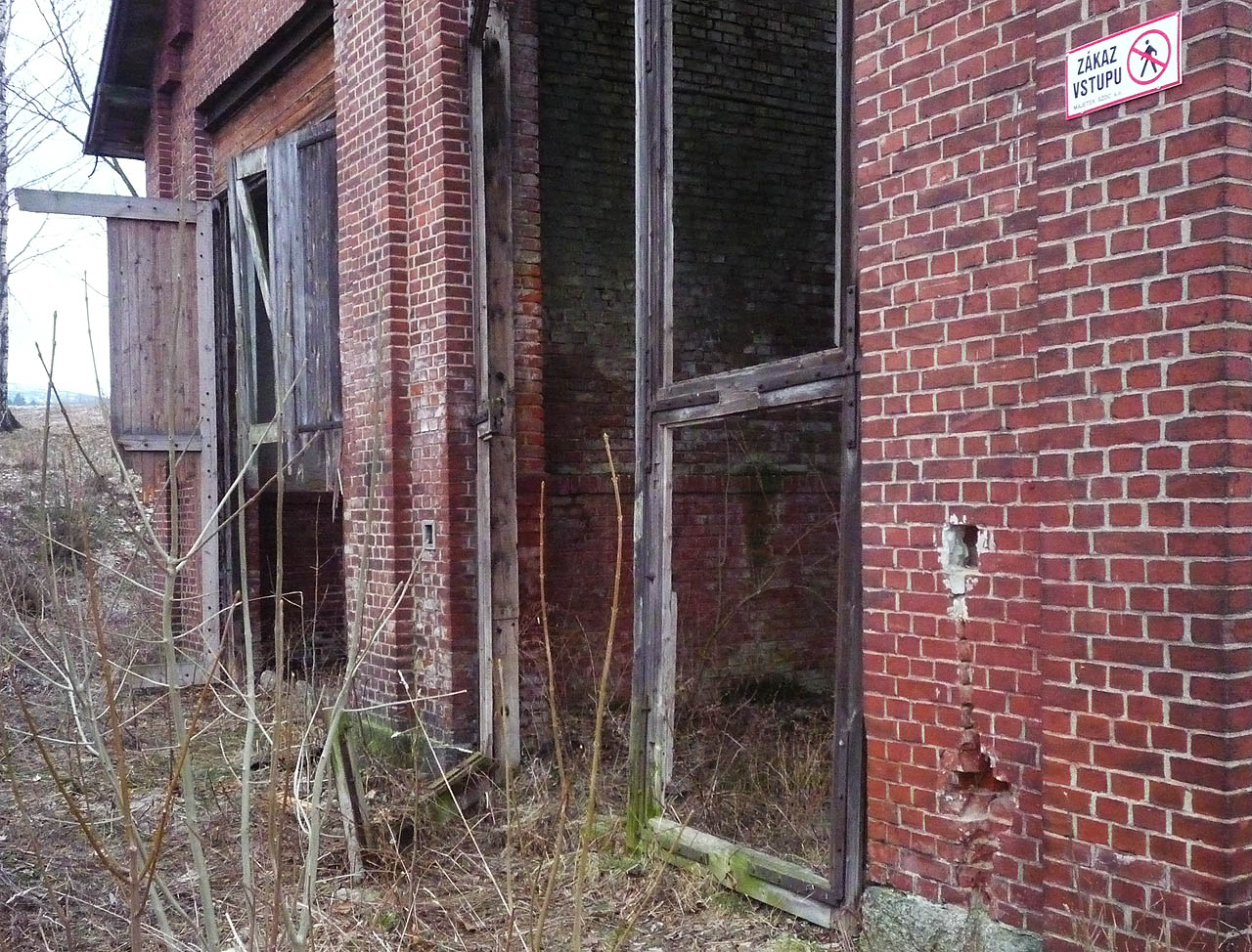 Původně vedly do výtopny dvě koleje. ČSD budovu udržovaly v přijatelném stavu, SŽDC na ni přilepila cedulku.