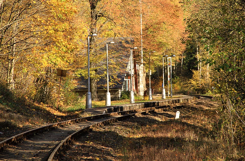 Pohled na moderní budovu zastávky a hlásky Jívová v horském stylu od jihu.
