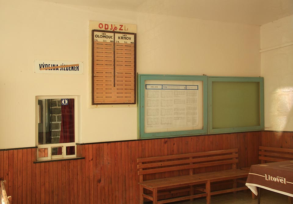 Moderně vybudovaná čekárna a výdejna jízdenek neměly dlouhého trvání. V roce 2010 byly uzavřeny.