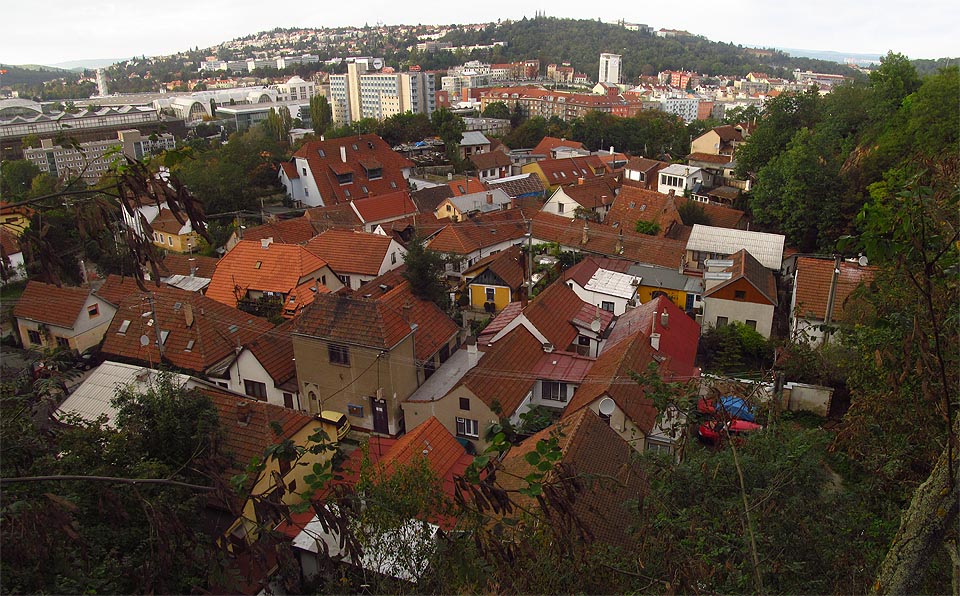 Pohled do olního (tj. západního) lomu na nejširší změť uliček. <a href=/Tema/Svratka>Svratka</a> protéká pásem stromů za Kamennou kolonií.
