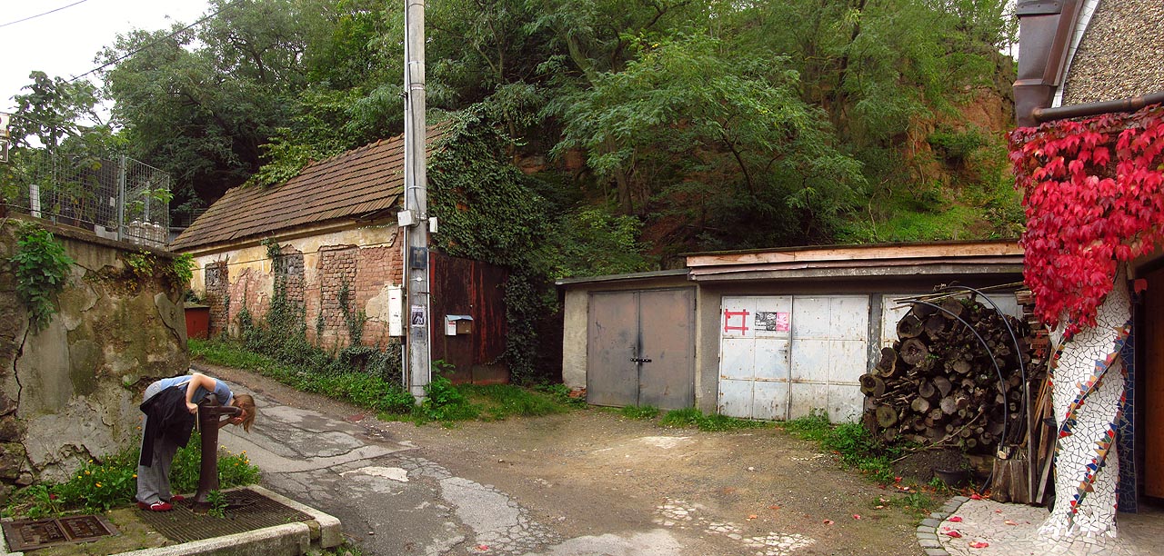 Zákoutí mezi horním a dolním lomem s typickým výtokovým stojanem na pitnou vodu.