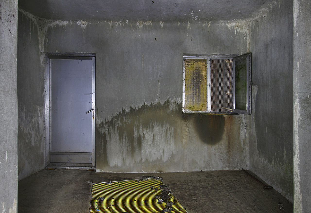 Uvnitř portálového objektu: nerezové dveře, okno, které zůstává běžně zavřené, aby se intenzivní pach splašků nelinul po okolí, laminátové česle a hřmot splaškových vod propadajícíh se pod podlahou do stoky mířící ke shybce pod Svratkou.