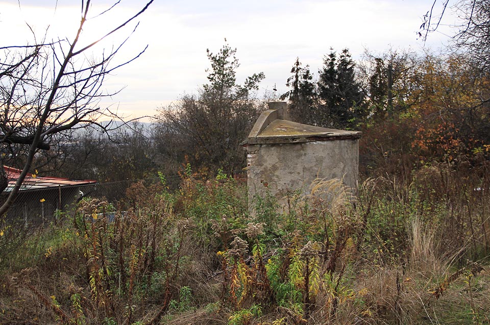 Původně byl od kapličky výhled do údolí na vesnici Slatinu. Dnes slepě mžourá do změti plotů a chatek zahrádkářské kolonie.