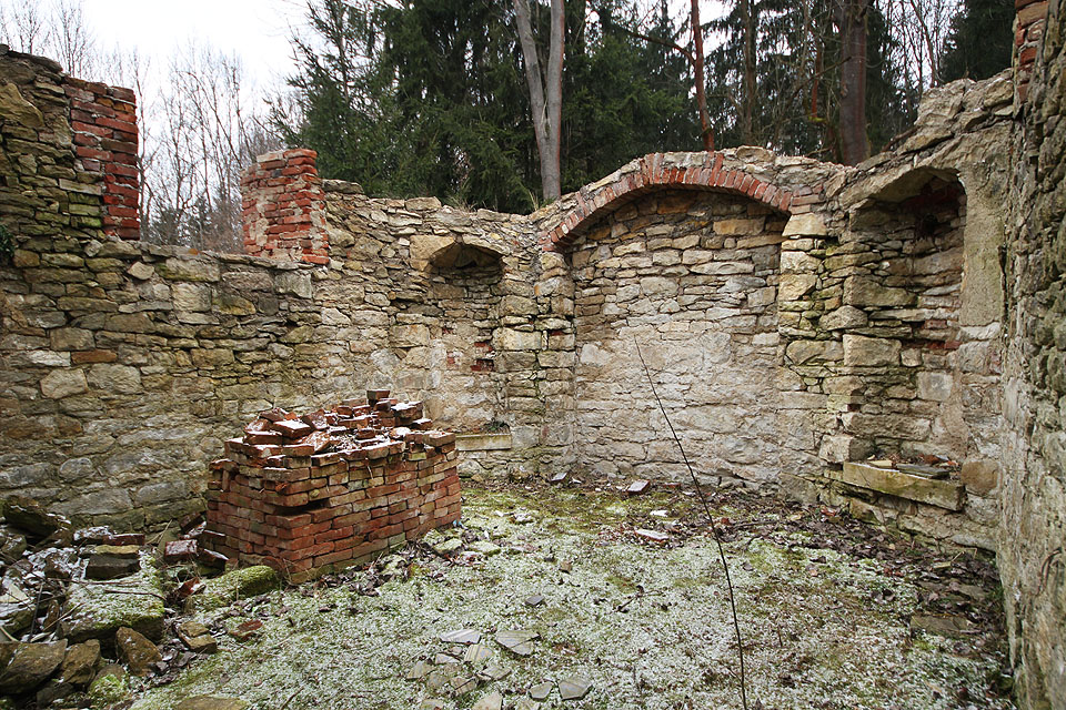 Jeden z posledních pohledů na krásně zpustlou kapli na počátku roku 2018.