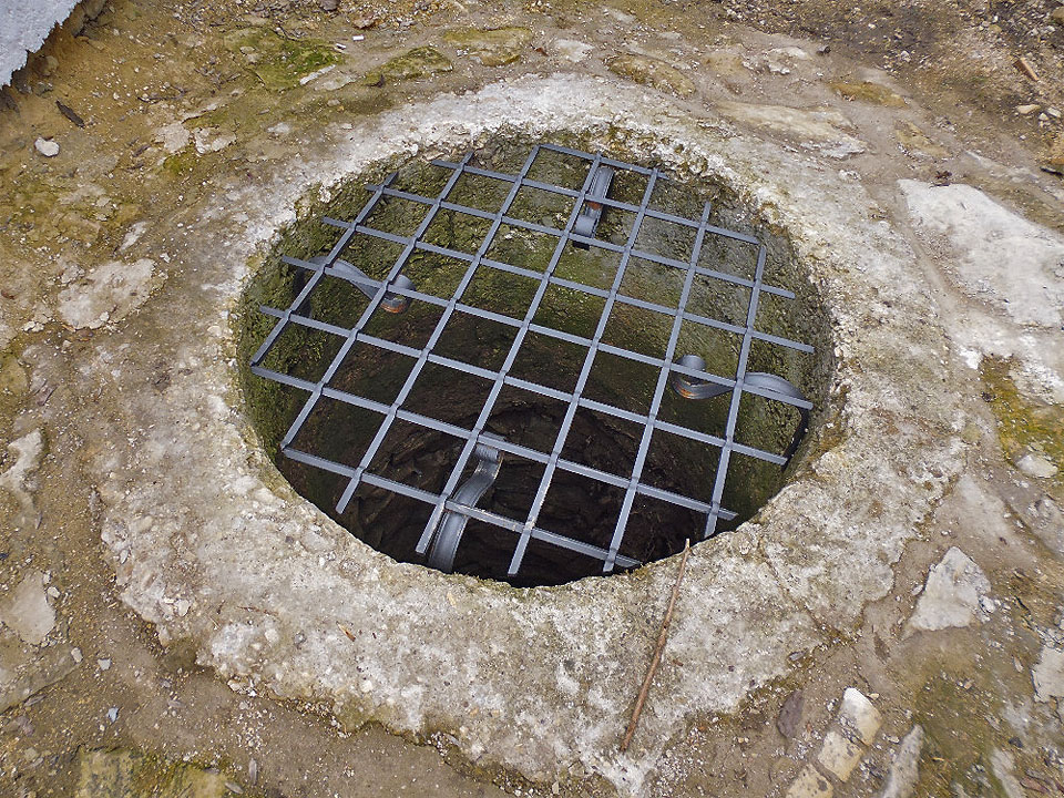 Při rekonstrukci byla objevena také studna, jejíž dno klesá až pod hladinu <a href="/Tema/Svitava">řeky Svitavy</a>.