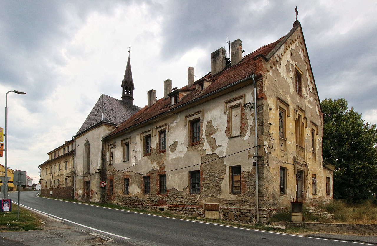 Uliční fronta borského špitálu podél Ruské ulice - mezi severním a jižním křídlem chátrajícího komplexu budov se nachází opuštěná gotická kaple svatého Jana Křtitele.