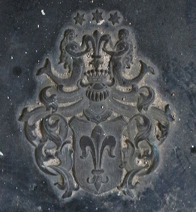 Nicméně ležet pod erbem starého šlechtického rodu pánů z Korffu jistě není zatěžko. Dvojice modroocasých prostovlasých mořských panen musí obveselit i mrtvého.