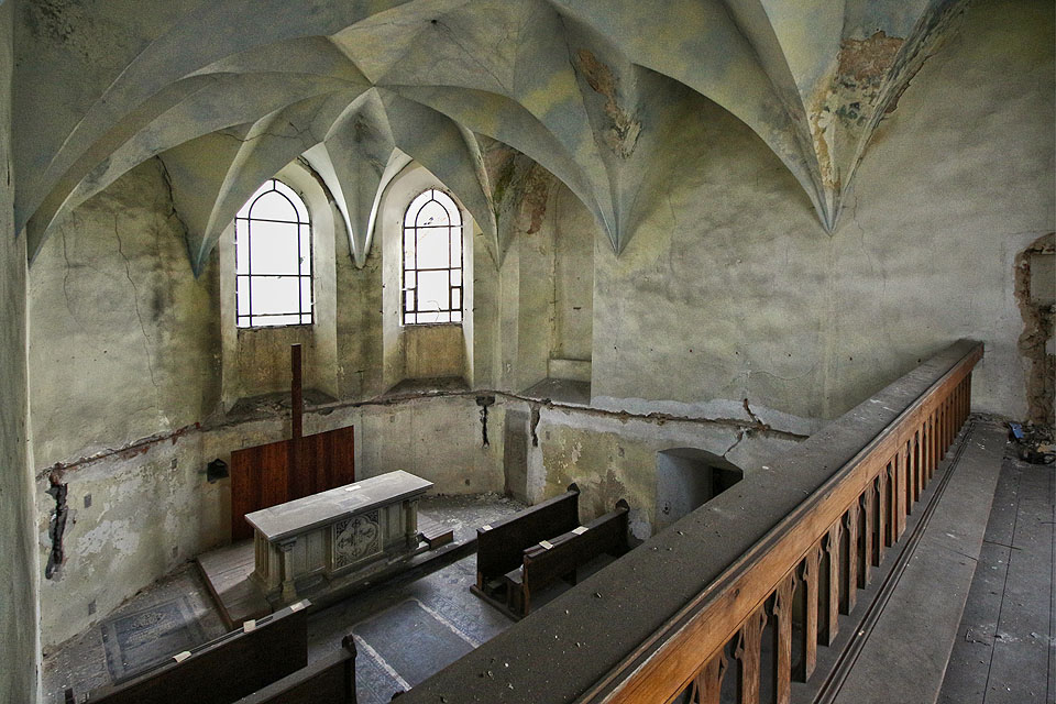 Ve srovnání s věkem kaple poměrně mladý kůr je prostý ve své prázdnotě jako víra sama.