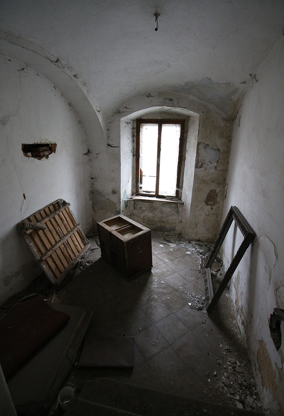 Průchodem doprava od hlavního vstupu lze vstoupit do dvojice místností jež zřejmě sloužily po dostavění špitálu jako jednoduchá sakristie kaple.