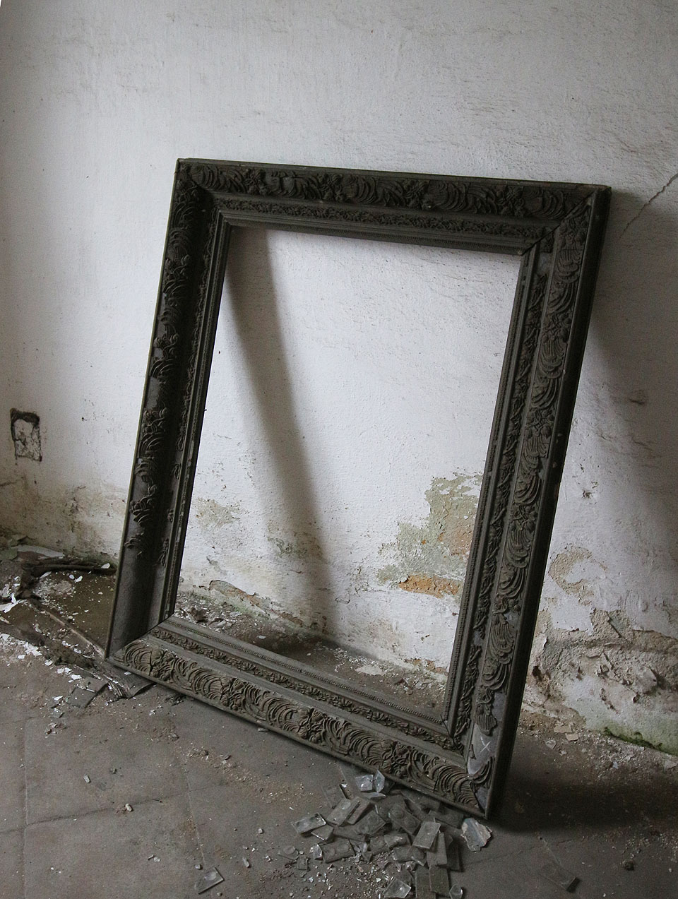 Snad to měl být obraz světce nebo aspoň zrcadlo pro kontrolu ustrojení kněží. Dnes se rámem prohání jen zatuchlý van vlhkého zdiva.