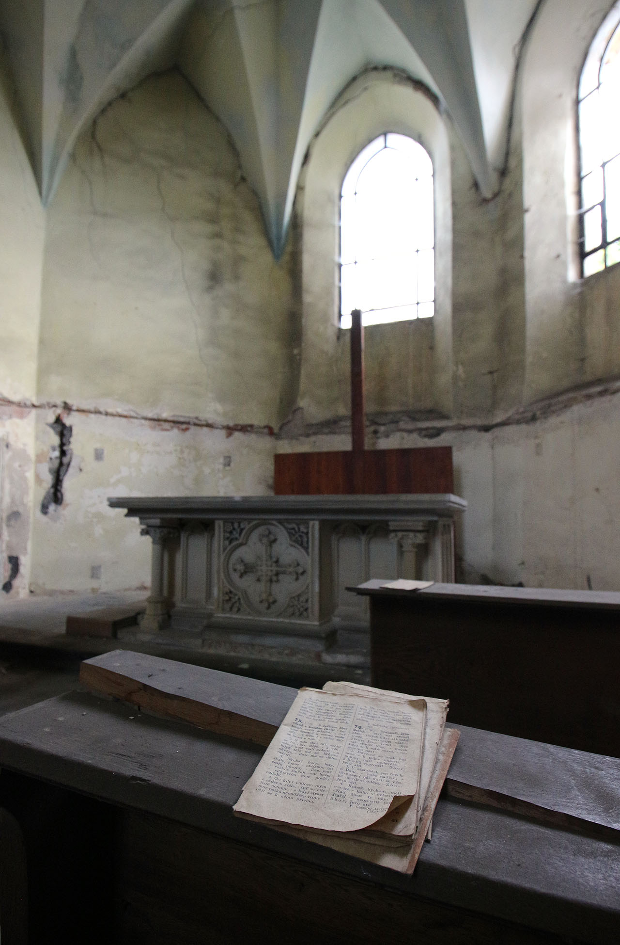 Majitelem budovy je totiž stále Církev československá husitská, jejíž záměry jsou prostému lidu nejasné stejně jako ty boží.