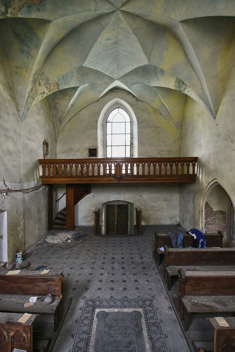 Pohled zpoza oltáře. Zhruba tímto směrem se podle našich představ dívá na bohoslužby Bůh.