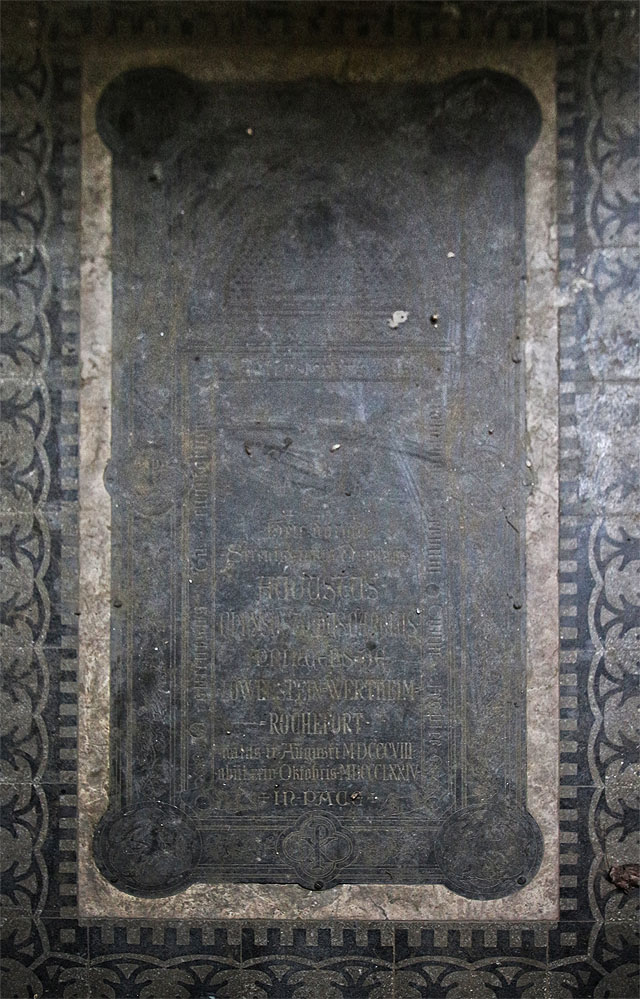 Morbidním zákoutím kaple je pod podlahou umístěná hrobka šlechtického rodu Löwensteinů-Wertheimů, z něhož pocházeli významní němečtí politikové a rytíři řádu zlatého rouna. Pohledu na ně jsou naštěstí návštěvníci uchráněni masivní kamennou deskou.