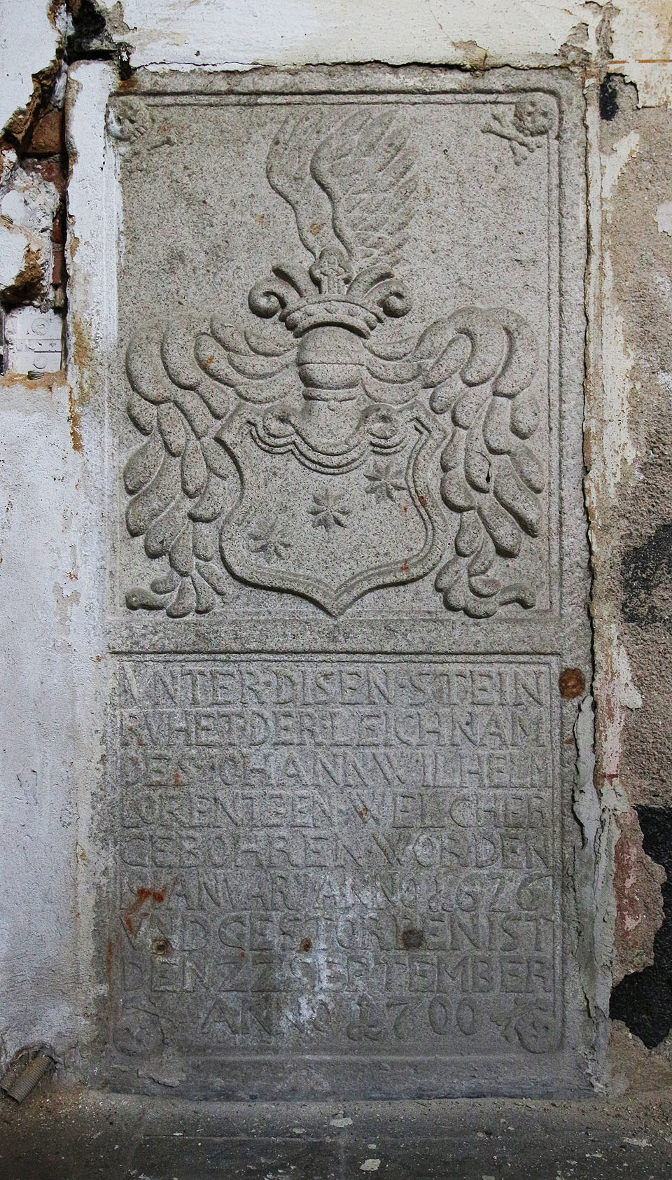 Náhrobek Wilhelma Lorenteena (1626–1700) je poněkud skromněji umístěn ve stěně za oltářem.