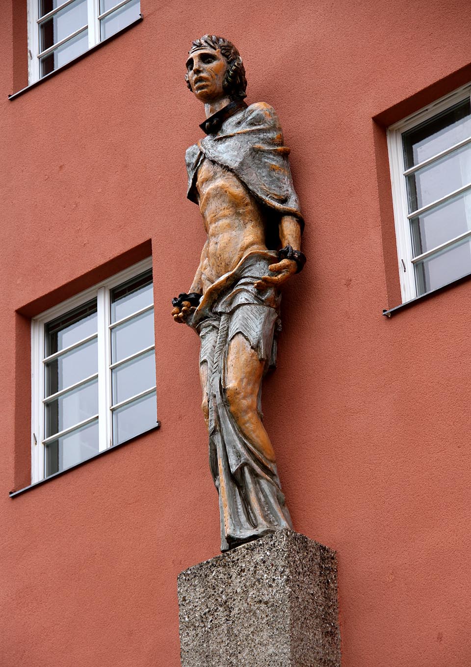 Na vnitřní straně budovy spočívají čtyři ikonologie: Péče o děti, Svoboda, Kultura těla a Osvěta. Není těžké uhádnout, o ktrou se jedná.