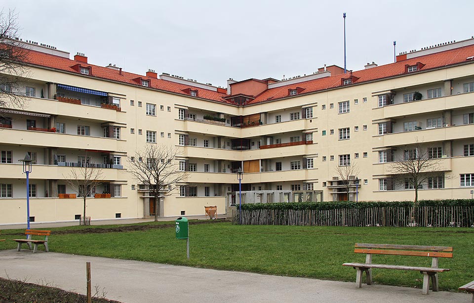 Vnitrobloky jsou příjemným místem odpočinku a zábavy oplývajícím zelení.