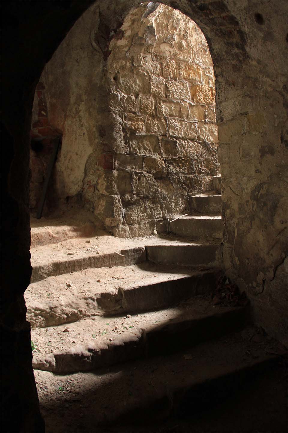 Uvnitř mohutných hradeb je možné si vybrat z několika cest. Některé chodby jsou zazděné, některé zdi opět prokopané. Skrze ně se lze dostat do dávno zapomenutých kasemat vysoko nad městem a přece hluboko pod zemí.