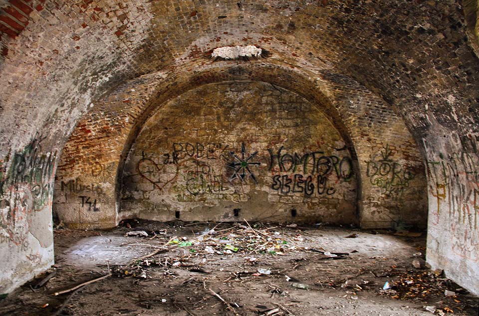 Interiér východního bastionu. Očividně je místem setkávání, těch, kdož znají cestu - místní mládež tu snadno přečká deštivé dny pozorujíc kamennými okénky město v údolí pod sebou.