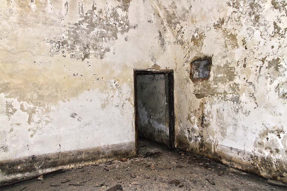 Některé místnosti vypadají, že je nenavštívili lidé desítky let.