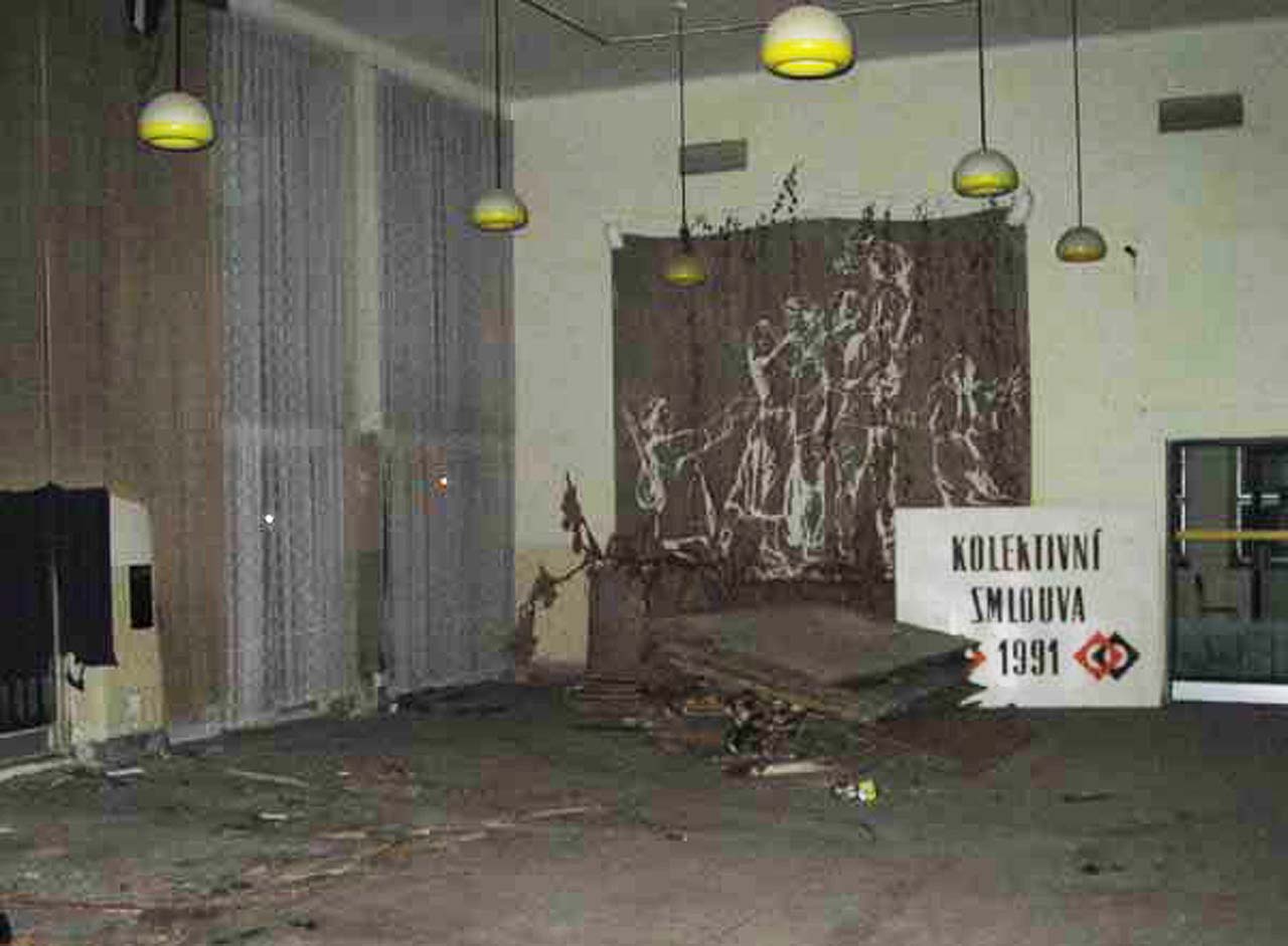 Víceúčelový sál v prvním patře budovy býval denně využíván jako závodní jídelna. V případě potřeby, jakou mohlo být třeba jednání o kolektivní smlouvě pro rok 1991, byl ovšem sál změněn na společenský prostor.