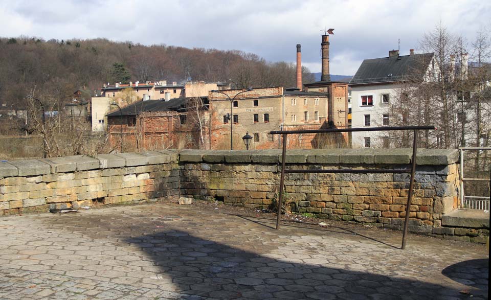 Přestože město od začátku 21. století prochází řadou rekonstrukcí, i v roce 2015 lze ještě najít romanticky zašlá místa. Přestože město od začátku 21. století prochází řadou rekonstrukcí, i v roce 2015 lze ještě najít romanticky zašlá místa.