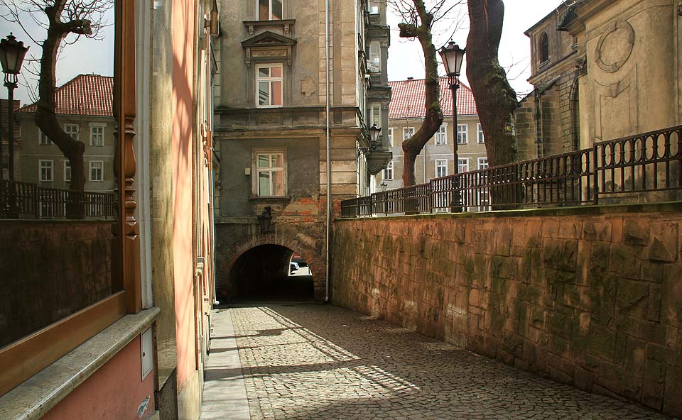 O pitoreskní zákoutí, nábřeží či podloubí není v Kłodzku nouze. Některé průchody jsou tak nízké, že je nutné sklonit hlavu, aby jimi člověk bez úhony prošel. O pitoreskní zákoutí, nábřeží či podloubí není v Kłodzku nouze. Některé průchody jsou tak nízké, že je nutné sklonit hlavu, aby jimi člověk bez úhony prošel.