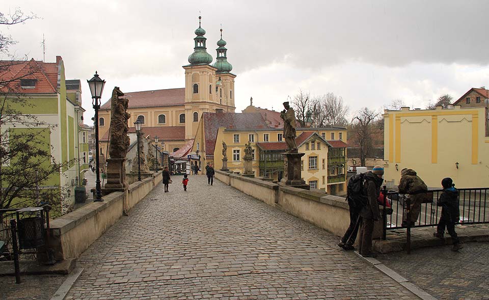 Na most svatého Jana z roku 1390 jsou kladští náležitě hrdí. I když je svojí velikostí nesouměřitelný, sochařskou výzdobou se podobá o několik let mladšímu Karlovu mostu v <a href=/Tema/Praha>Praze</a>. Na most svatého Jana z roku 1390 jsou kladští náležitě hrdí. I když je svojí velikostí nesouměřitelný, sochařskou výzdobou se podobá o několik let mladšímu Karlovu mostu v <a href=/Tema/Praha>Praze</a>.