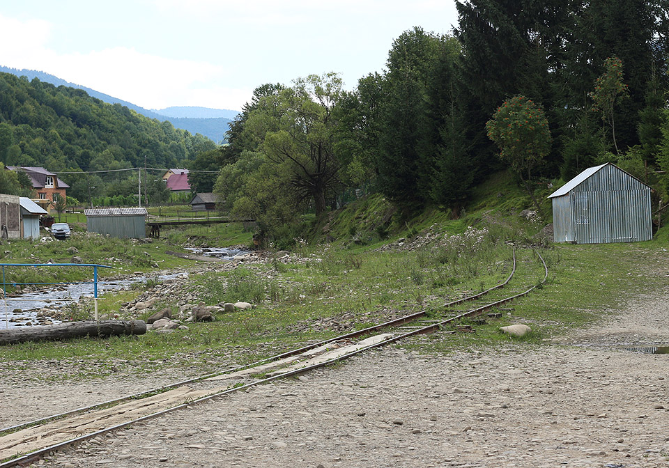 Drážka o délce asi čtvrt kilometru začíná mimo areál skanzenu v kopřivách na levém břehu říčky Sucharu.